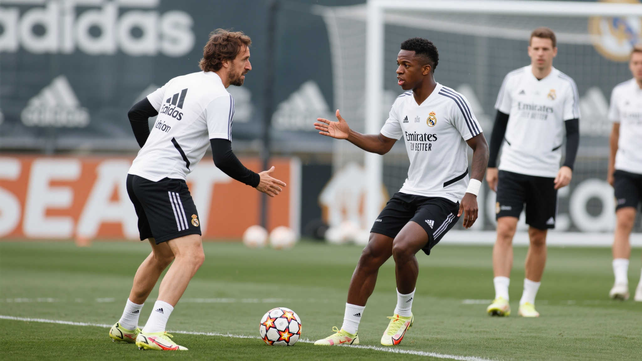 在竞争激烈的足球赛场上，微小的细节通常成为比赛胜负